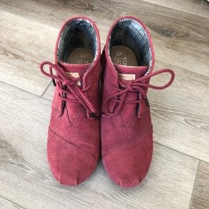 TOMS DESERT WEDGES IN DARK CHERRY